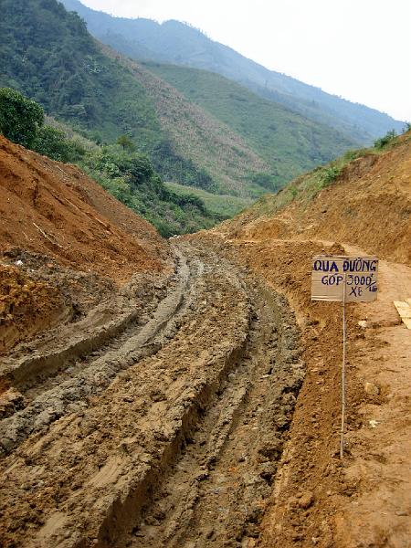 2006-10-26-07-18-40_065 Sapa to ban Vuoc_ road works charging.JPG